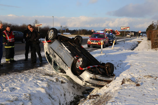 Bil endte p� taget i glatf�reuheld i Aakirkeby