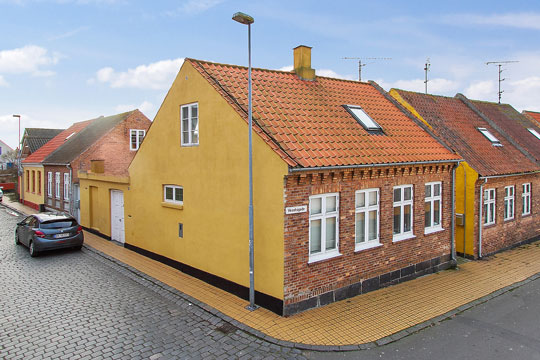 Byhus med g�rdhave centralt i R�nne