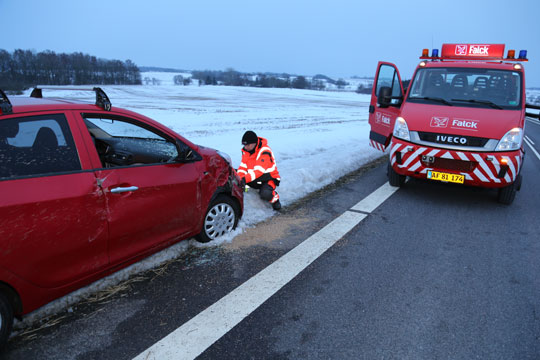Bil og traktor kolliderede