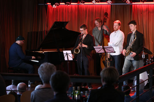 B�de yngre og �ldre til jazzkoncert