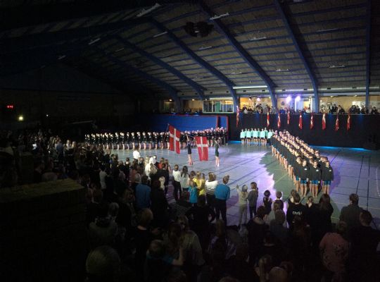 1.500 gymnaster p� gulvet