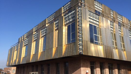 Naboer generet af genskin fra Campus-facader