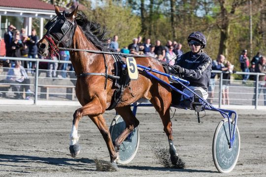 Therese Mikkelsen varmer op med l�b i Nyk�bing F.