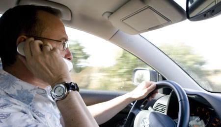 Bilist talte ulovligt i mobiltelefon