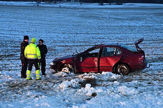 Politiet leder efter f�rer fra forulykket bil