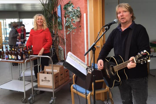 Dansktopsanger underholdt p� plejecenter