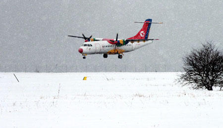 Flytrafikken forsinket p� grund af snevejret