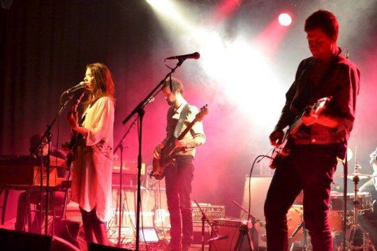 Kira Skov med band i Musikhuzet