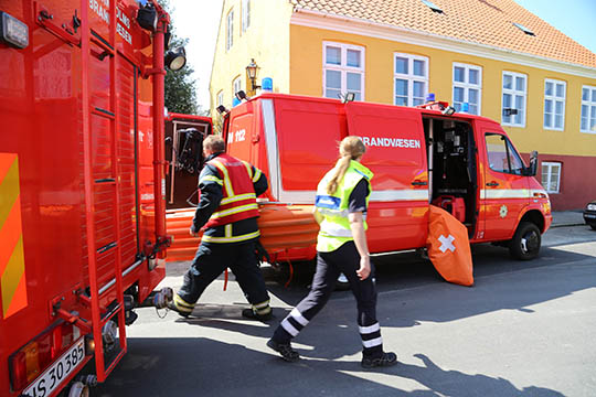 Mand kom i klemme under tr�f�ldning