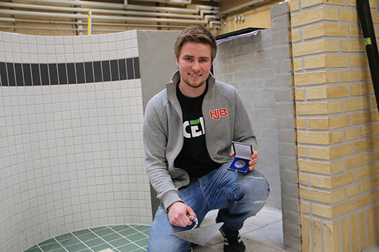 Nyuddannet murer med medalje 