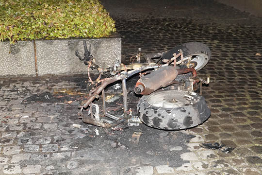 Knallert udbr�ndte ved r�dhus