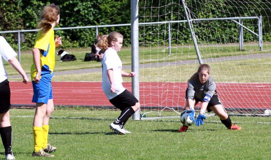 Flere spiller fodbold p� Bornholm