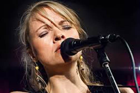 Kendt jazzvokalist g�ster Svanekegaarden