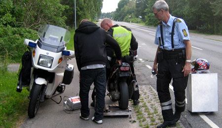 Fire ulovlige knallerter