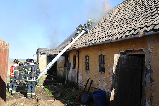 Store skader efter brand hos 79-�rig g�rdejer