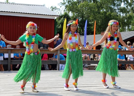 Danseshow �bnede scenen