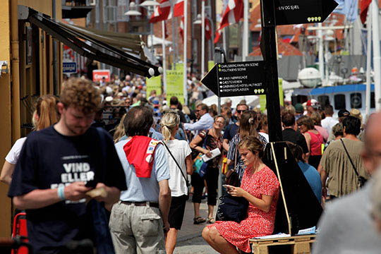 35.000 g�ster ved Folkem�det l�rdag