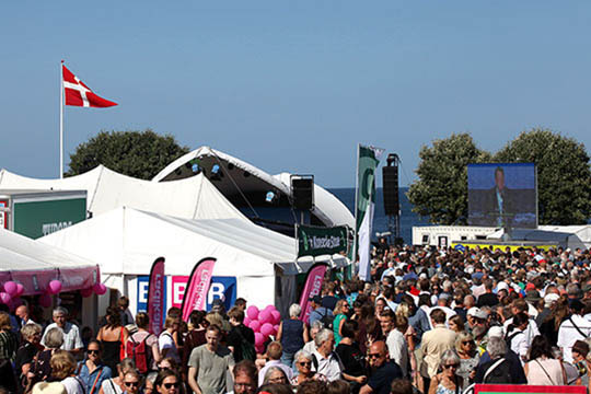 112.000 g�ster bes�gte Folkem�det i �r