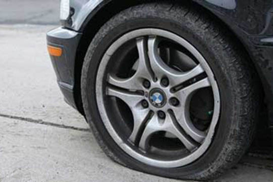 Bil med l�snede hjulbolte tabte hjul