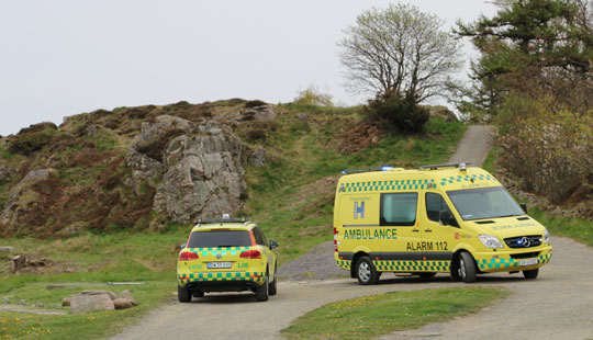 Kvindelig klatrer styrtede ned fra klippev�g