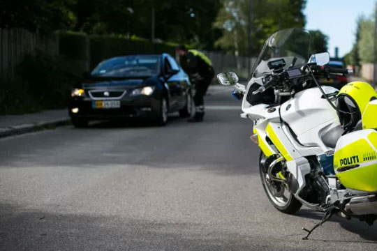 Bilist k�rte alt for st�rkt