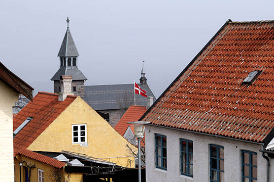 Mand p�k�rt af bil i Gudhjem