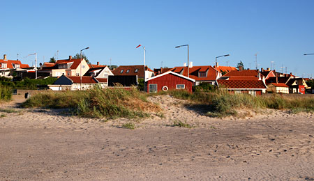 Kvinde bestj�let p� stranden