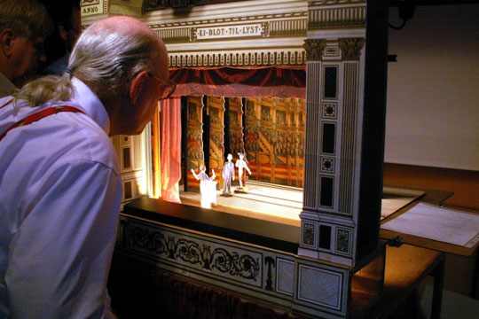 Svanekegaardens �bner dukketeater