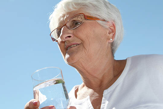 Hj�lp de �ldre i sommerheden