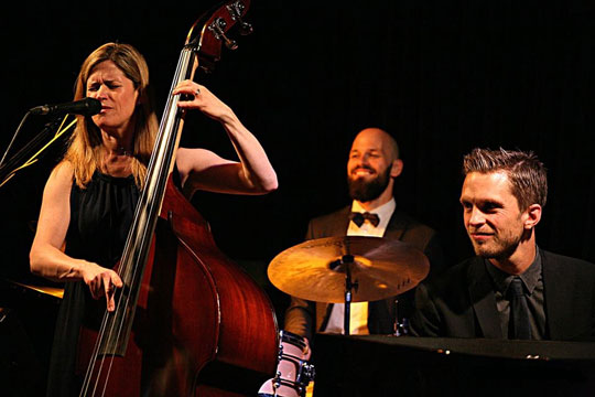 Swingende trio med prisbel�nnet g�st