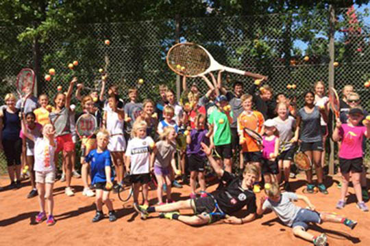 B�rn kan komme p� tennisskole