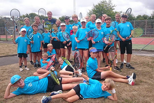 Unge brugte feriedage p� tennis