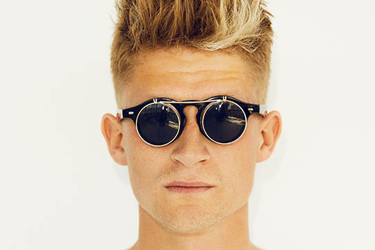 Ung hitmager bes�ger Musikhuzet