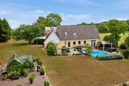 Landejendom med pool og havudsigt