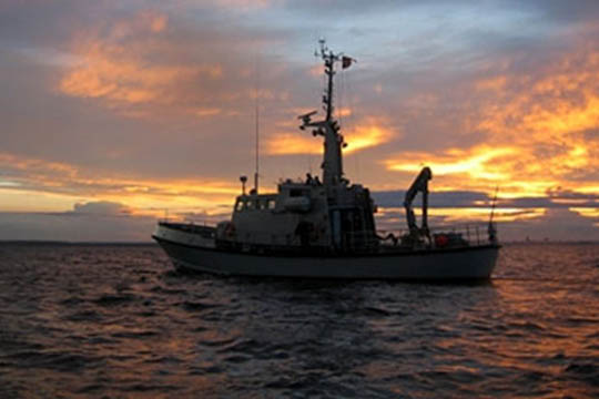 Sejlskib trukket ind til R�nne