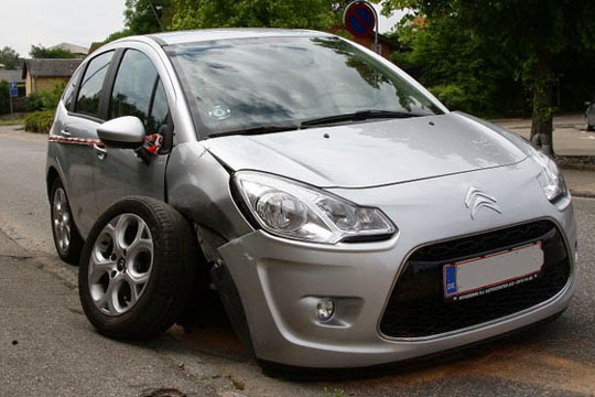 Bil mistede forhjul under k�rsel