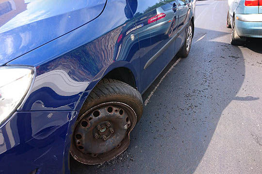 �ldre mand p�k�rte bil