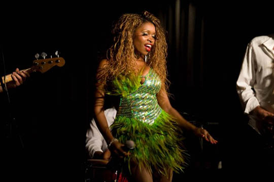 Yasmin med band i Svaneke