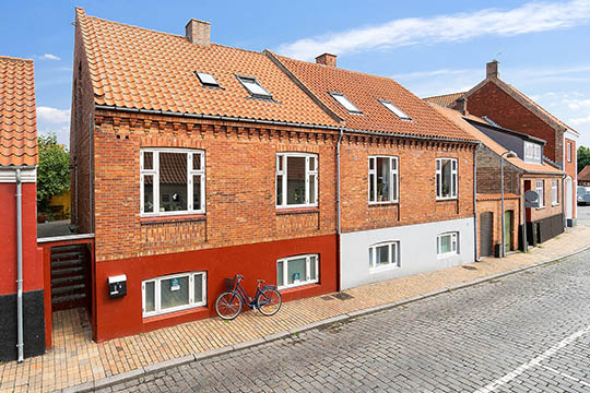 Stort byhus centralt i R�nne