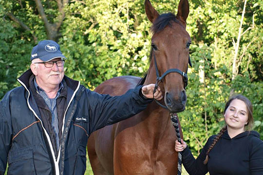 S�sonen p� travbanen forbi for Kenn Str�by