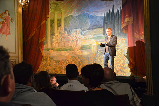 Instrukt�r fort�ller om forestilling