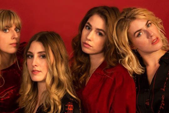 Kvindeband optr�der i Raschs Pakhuz