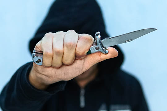 20-�rig truede med kniv p� Store Torv