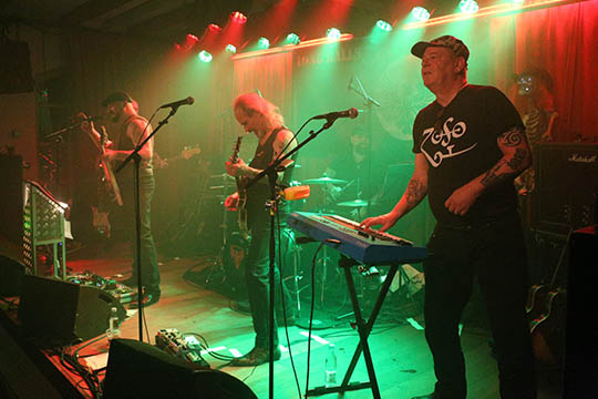 Udsolgt til lokalt rockband