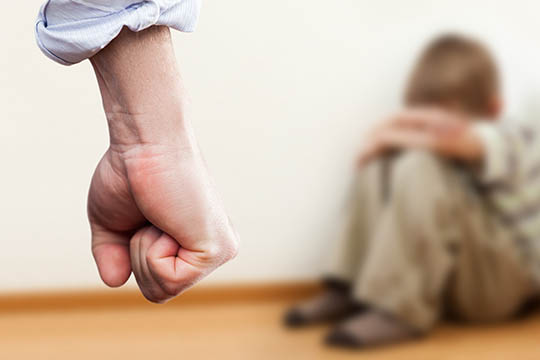 Far sigtet for vold mod 5-�rig s�n