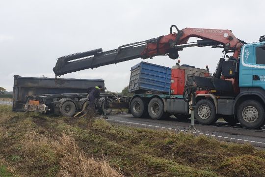 Lastbils anh�nger v�ltede