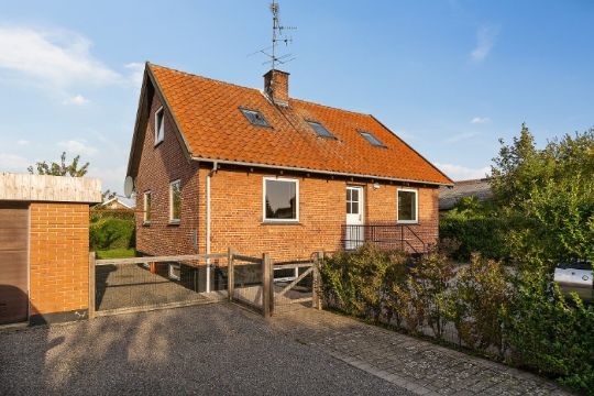 Velindrettet villa i R�nne