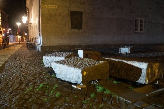 Tysk bilist �delagde sten ved St. Torv