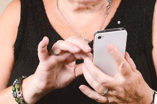 65-�rig kvinde anklaget for telefonchikane