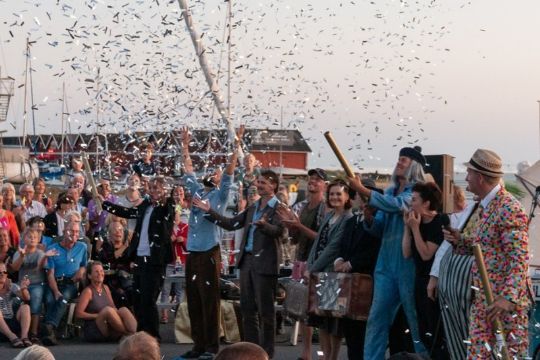 Pengeregn over gadefestival